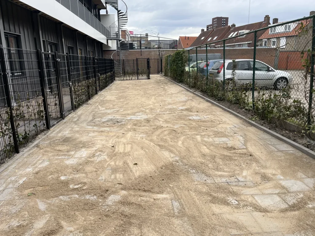 Grondwerk en egaliseren van een binnenplaats